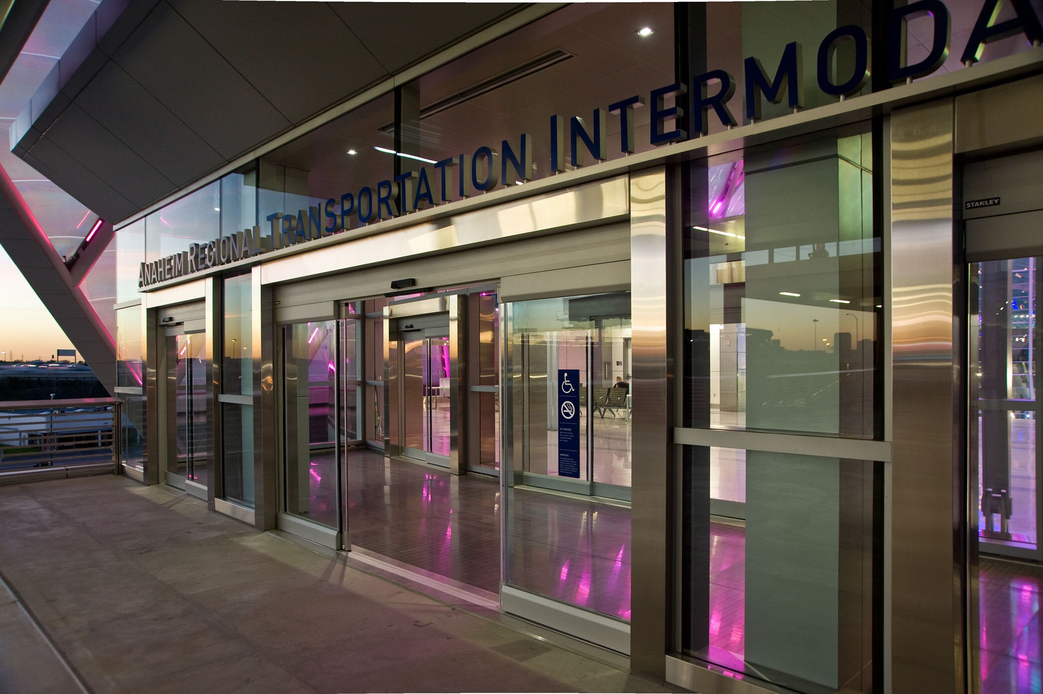 DuraGlide® All Glass 2000/3000 AllGlass Automatic Sliding Door